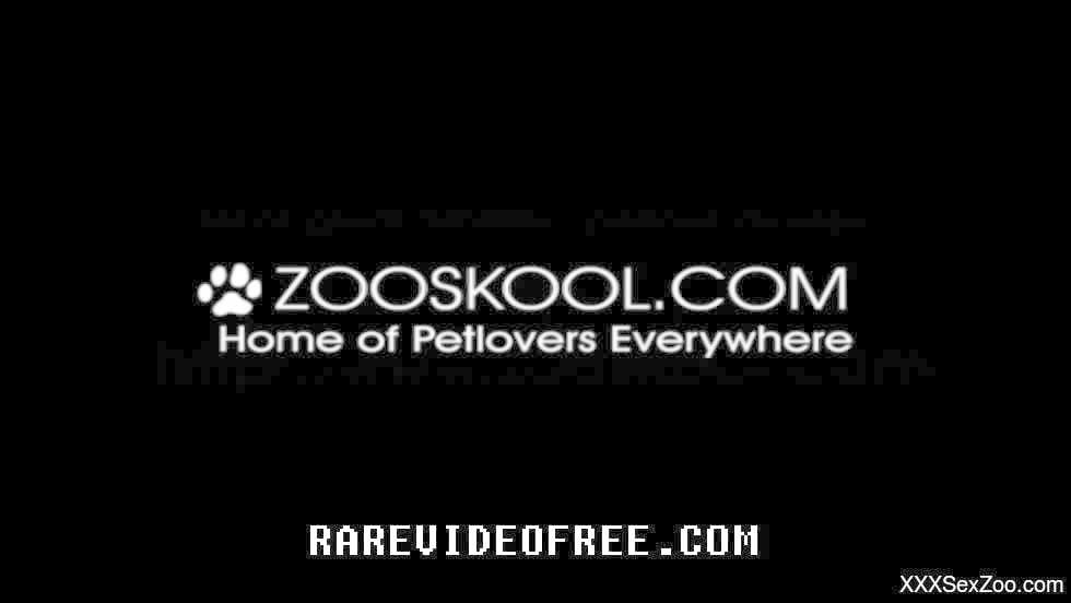 Dog sniffs girl's ass and understands that it's time for fucking