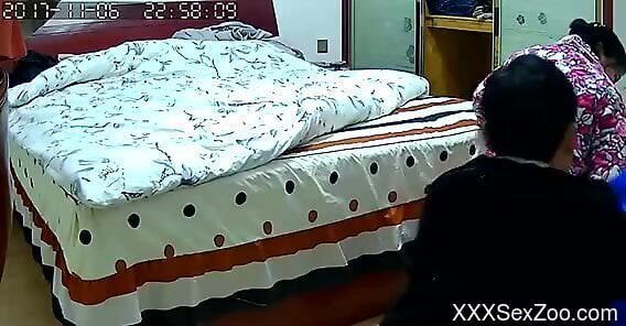 Amateur man films himself in homemade kinks when he tries dog dick