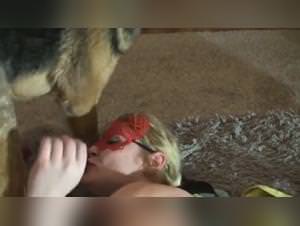 Only Zoo : Denise Frazier se fait fuir par le chien de l'animalier