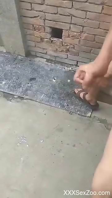 Dude fucks a sexy beast before cumming on the floor