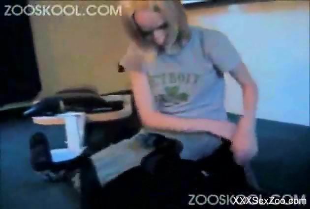 Pasty babe getting her holes drilled by a doggo