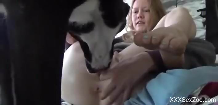 Babe reaches mind-blowing orgasms during zoo licking