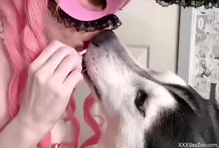 Masked babe gives the dog insane head until it comes