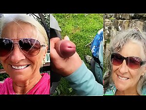 The delights of the elderly in favor of the dog