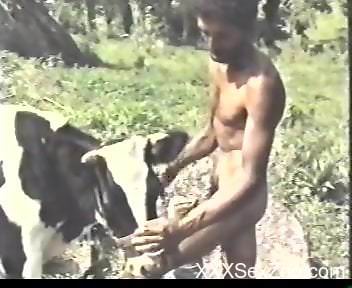 Latino lover destroying a cow's cute pussy outdoors