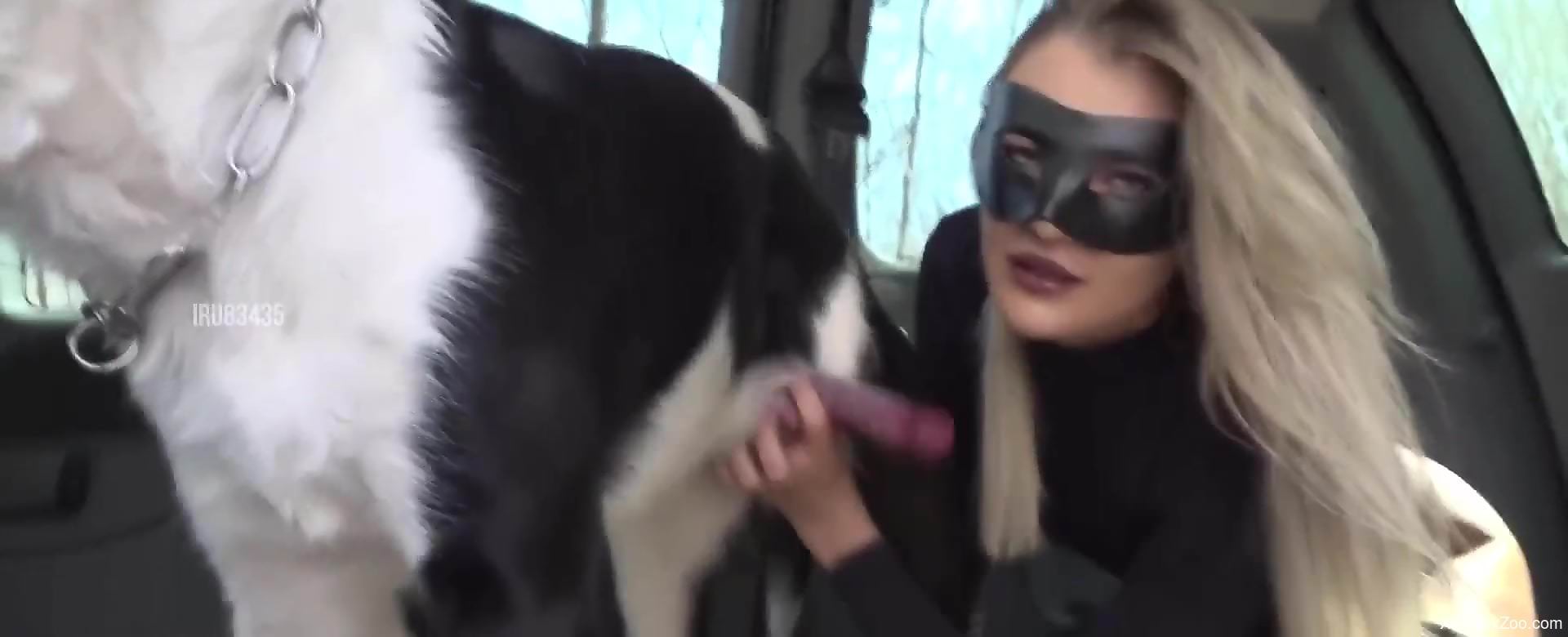 Blonde's beautiful pussy fucked in the backseat