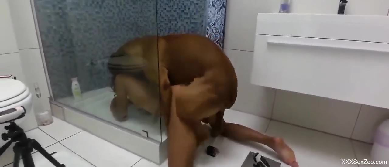 Mask-wearing beauty getting screwed in the shower