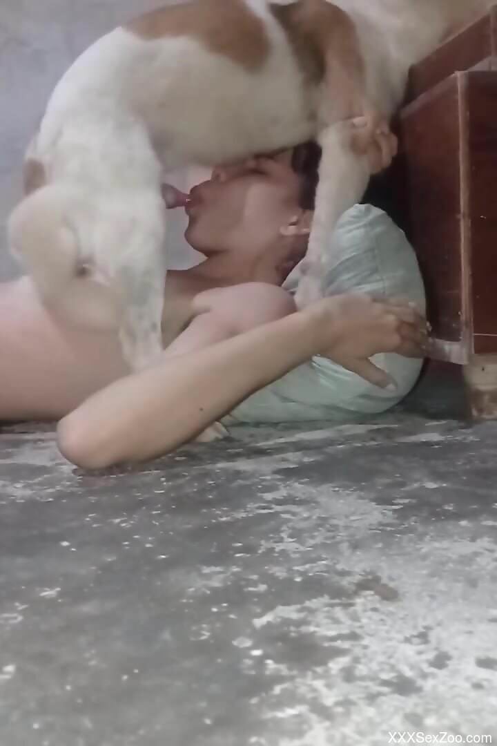 Naked slut throats the dog dick until the last drops on her boobs