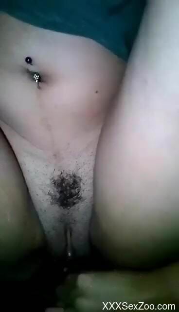 Nude amateur with trimmed pussy moans and fucks with the dog