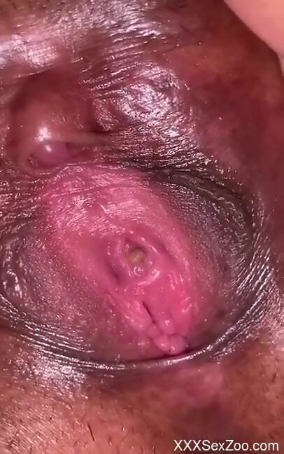 Lady shows closeups of her pussy with maggots