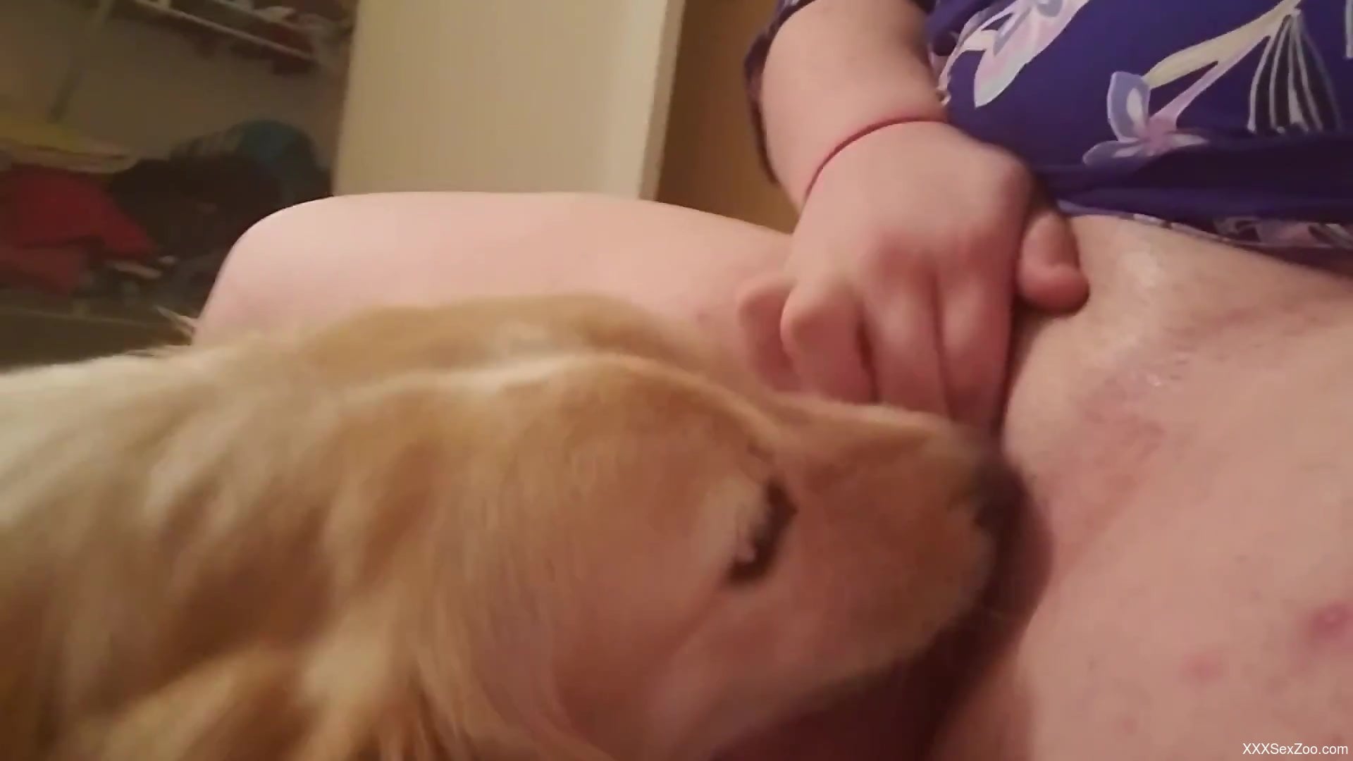 Pink pussy zoophile masturbates for a kinky audience