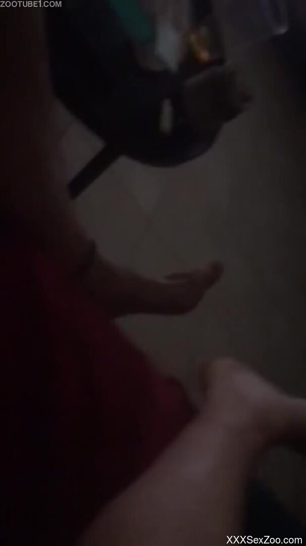 Amateur man shows off jerking off with worms in his dick