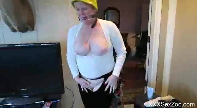 Insolent mature with thick ass tries sex with a dog in homemade XXX